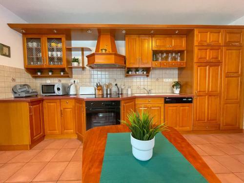 Z�ldpart Lakeside Villa