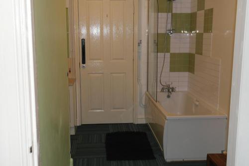 Hostal The Crown Lodge & Restaurant