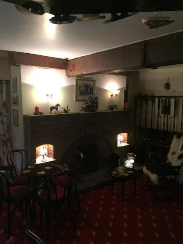Hostal The Crown Lodge & Restaurant
