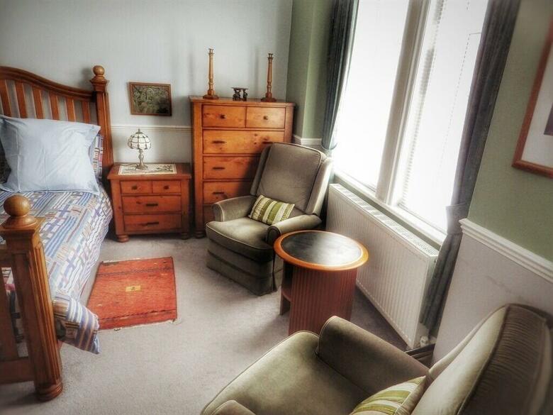 Hostal The Strand Hotel