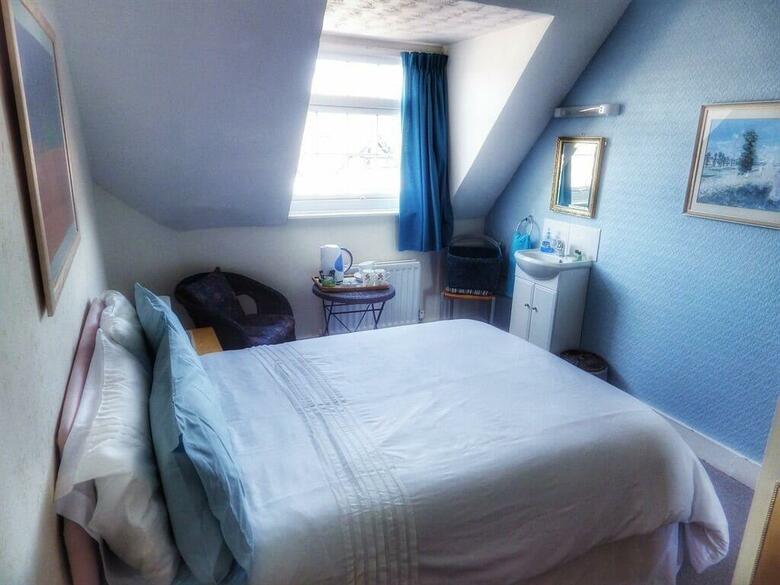 Hostal The Strand Hotel