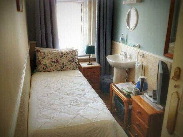 Hostal The Strand Hotel