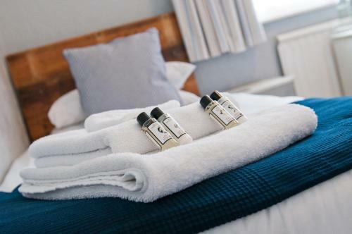 Bed & Breakfast Waves In