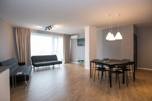 Spacious And Sunny Apartment In Birstonas Center