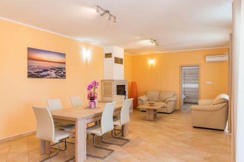 Villa Green Holiday