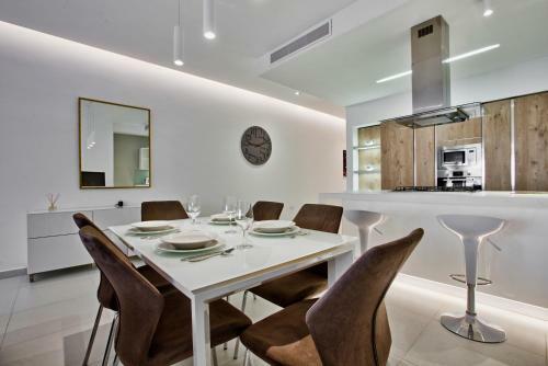 Bright & Spacious 3 Bedroom Apartment In Mellieha