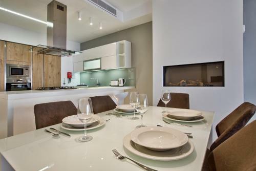Bright & Spacious 3 Bedroom Apartment In Mellieha
