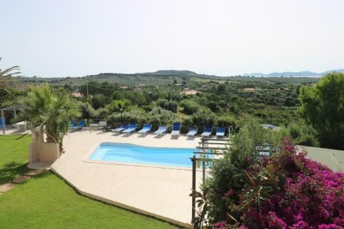 Carlo Apartments