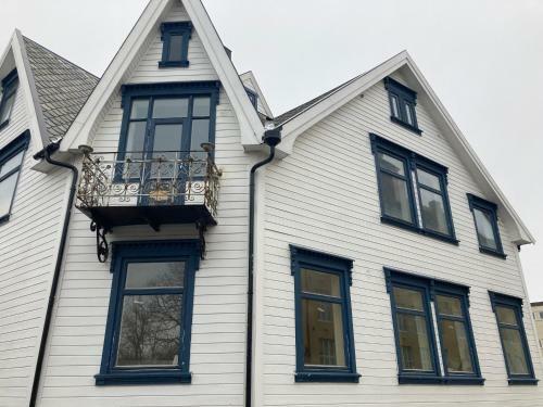 Downtown Historical House With Renovated Apartments