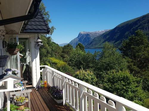 Between Fjord Og Glacier