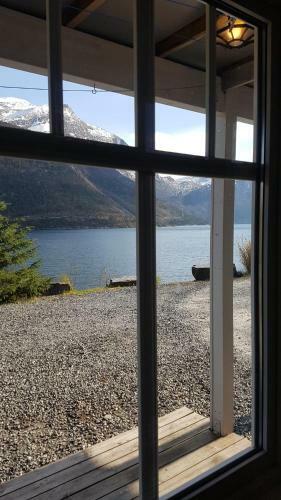 Between Fjord Og Glacier