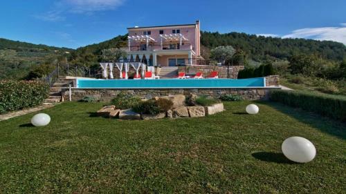 Hostal Villa Over The Hilltop
