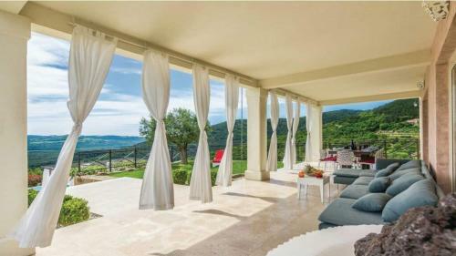 Hostal Villa Over The Hilltop