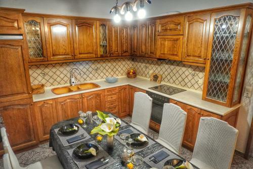 ????? ??????? ?????? House Adonis Giana