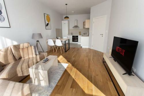 Lina - Pg, Riverside Apartment