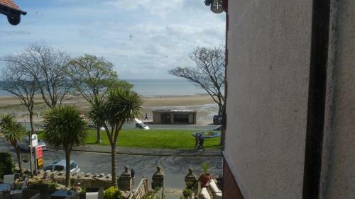 Hostal Whitehall Guest House