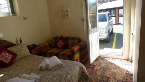 Hostal Whitehall Guest House