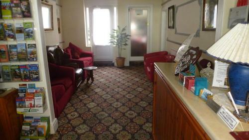 Hostal Whitehall Guest House