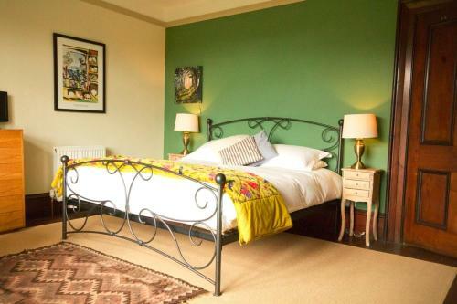 Bed & Breakfast Costislost House