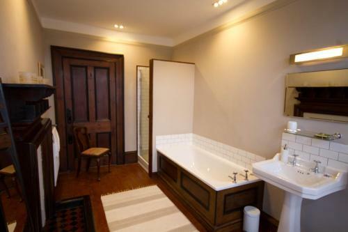 Bed & Breakfast Costislost House