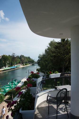 Seasons Hotel