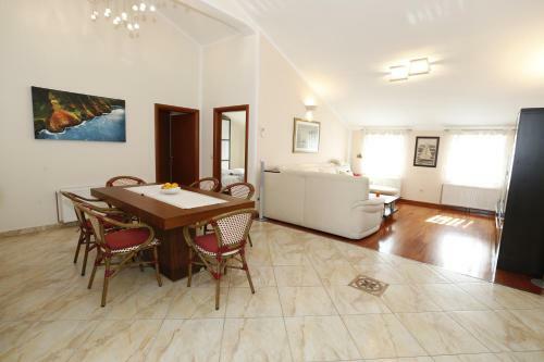 Apartment Bojan With Terrace And Sea View
