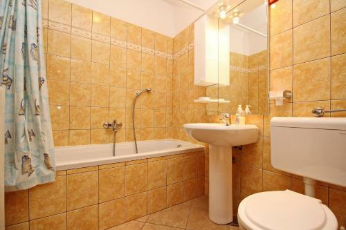 Hostal Apartments Alex