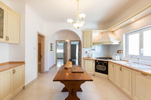 Apartamento 70/2- Spacious & Charming 3 Bedroom Apt In Sliema
