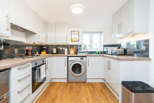 Town Center Apartment With 55? Smart Tv+netflix