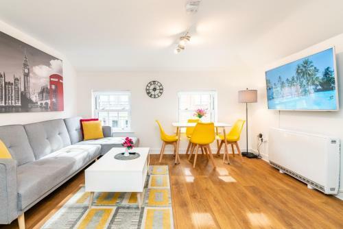 Town Center Apartment With 55? Smart Tv+netflix