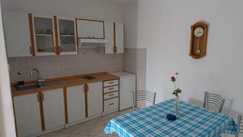 Holiday House With A Parking Space Bol, Brac - 16820