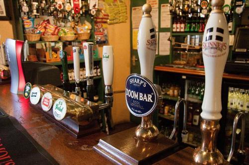 Hostal The Commercial