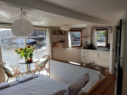 Houseboat Concordia B&B