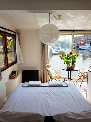 Houseboat Concordia B&B