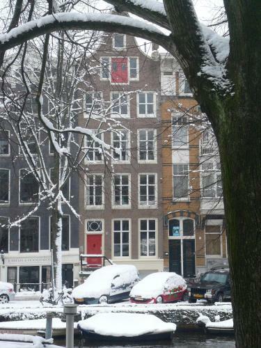 Canal View Amsterdam Apartment