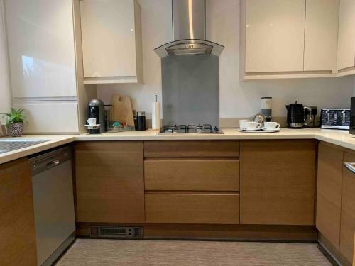 Stylish & Spacious 3 Bed House With Free Parking.