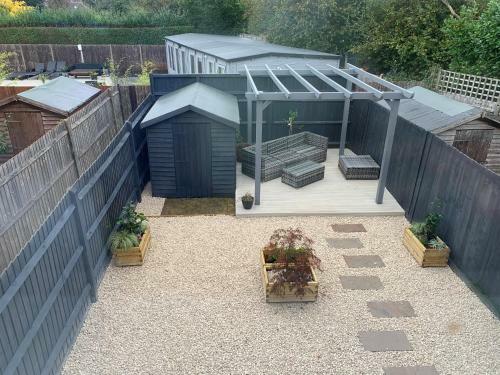 Stylish & Spacious 3 Bed House With Free Parking.