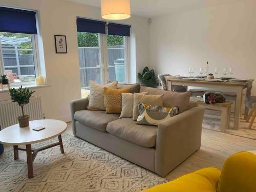 Stylish & Spacious 3 Bed House With Free Parking.