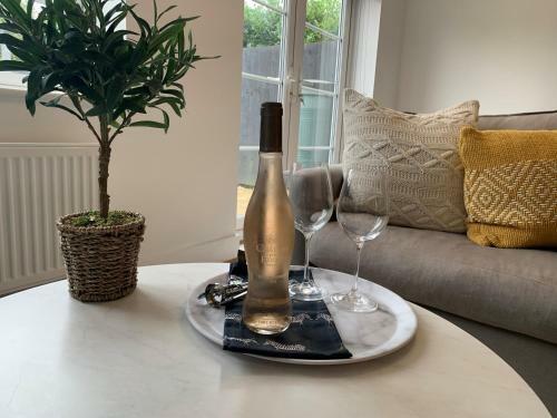 Stylish & Spacious 3 Bed House With Free Parking.