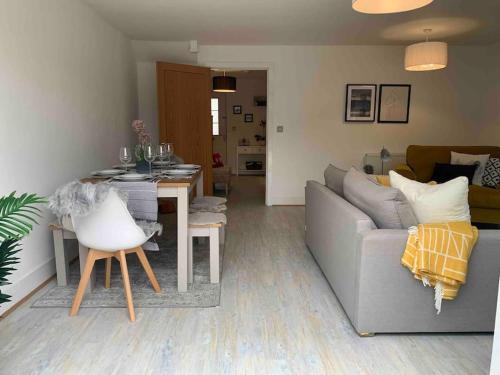 Stylish & Spacious 3 Bed House With Free Parking.