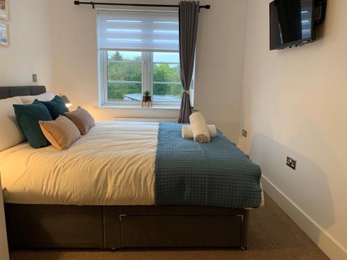 Stylish & Spacious 3 Bed House With Free Parking.