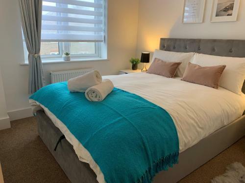 Stylish & Spacious 3 Bed House With Free Parking.