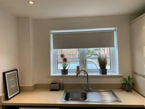 Stylish & Spacious 3 Bed House With Free Parking.