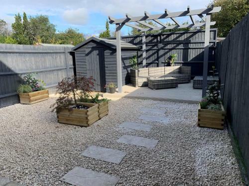 Stylish & Spacious 3 Bed House With Free Parking.
