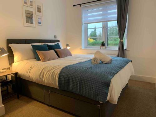Stylish & Spacious 3 Bed House With Free Parking.