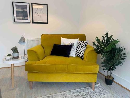 Stylish & Spacious 3 Bed House With Free Parking.