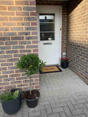 Stylish & Spacious 3 Bed House With Free Parking.