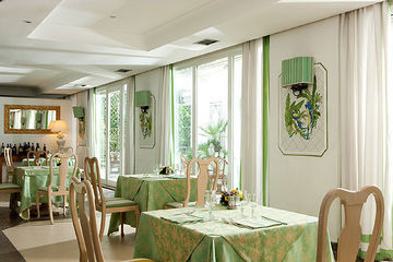 Hotel Aris Garden