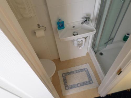 Hostal Atini Guest House