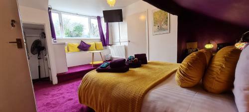 Hostal Holly Cottages